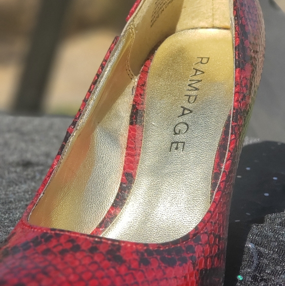 Red/Black Snake Skin Pointed Heels - Picture 5 of 13
